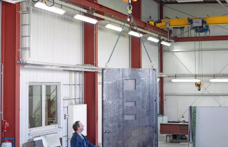 Mit der Demag Funksteuerung DRC-MJ kann der Kranbediener einhändig die Last transportieren und den Kran mit dem verbauten Joystick steuern.