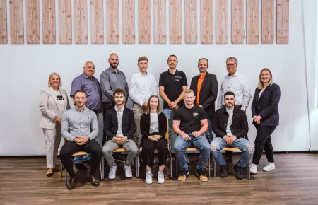 Gruppenbild der freigesprochenen Demag Auszubildenden mit der Geschäftsführung, Betriebsrat und deren Ausbildenden