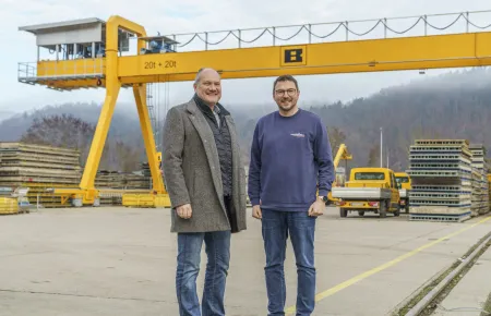 Project engineer Patrick Kumpfmüller (right) and conveyor technology specialist Torsten Homm from Neumüller GmbH are pleased with the successfully completed project