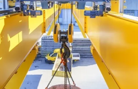 Zwei Hubwerke der DH-Serie mit jeweils 20 t Tragfähigkeit ermöglichen das synchrone Handhaben von schweren oder besonders großen Lasten