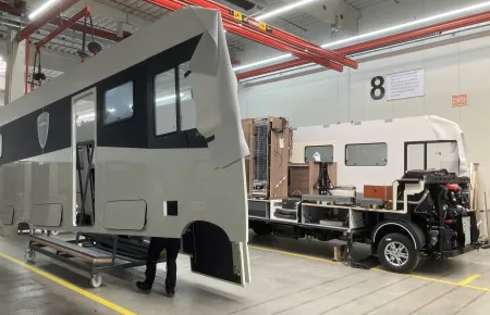 Motorhome construction with the help of a Demag KBK double-girder crane 