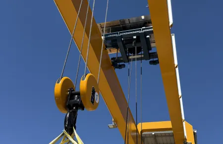 Two DH series hoists, each with a load capacity of 20 t, enable synchronous handling of heavy or particularly large loads